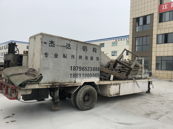 MIC240型拱形屋面設(shè)備助力糧庫罩棚建設(shè)：穩(wěn)定高效的結(jié)構(gòu)選擇MIC240型拱形屋面設(shè)備用于糧庫罩棚施工現(xiàn)場圖