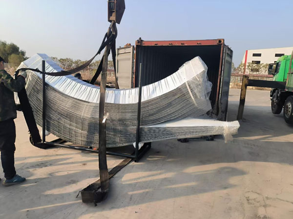 UBM斷釘拱形屋面設(shè)備助力高效施工，推動(dòng)大跨度屋面國(guó)際化應(yīng)用