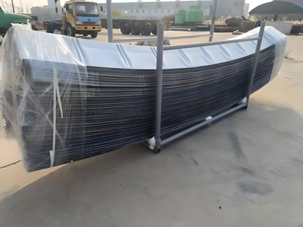 UBM斷釘拱形屋面設備助力高效施工，推動大跨度屋面國際化應用UBM斷釘拱形屋面設備現(xiàn)場施工圖