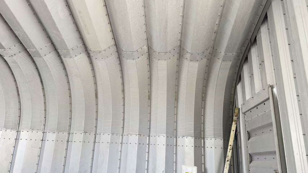 UBM斷釘拱形屋面設備助力高效施工，推動大跨度屋面國際化應用杰達鋼構(gòu)UBM拱形屋面設備安裝效果圖