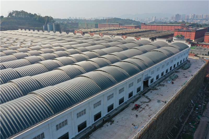 四川瀘州酒廠新建技能擴(kuò)改拱形屋面工程案例解析瀘州酒廠拱形屋頂施工現(xiàn)場(chǎng)